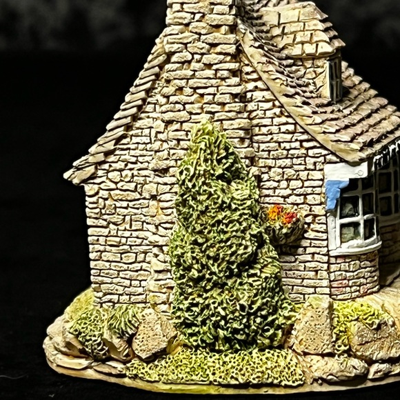 Lilliput Lane | Purbeck Stores | England Collection - Picture 10 of 11